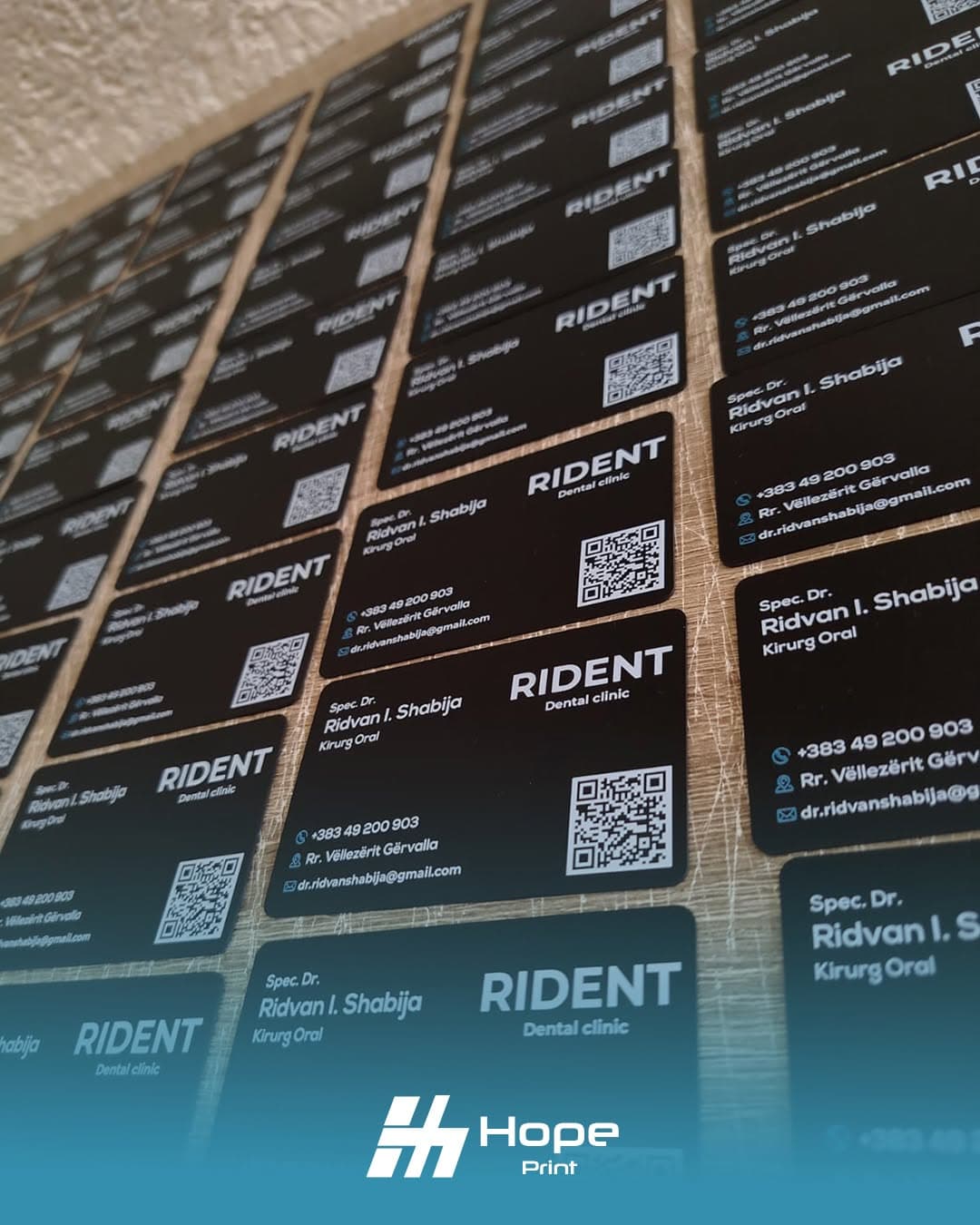 Vizitkartela të zeza premium me QR kod për klinikën RIDENT